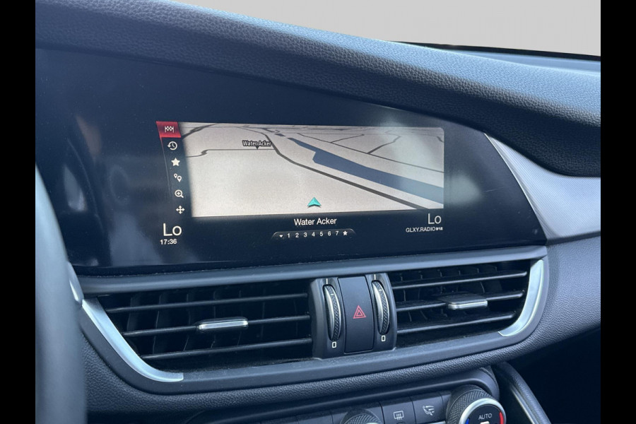 Alfa Romeo Giulia 2.0T Super | automaat | 200PK | bi-xenon | halfleder |