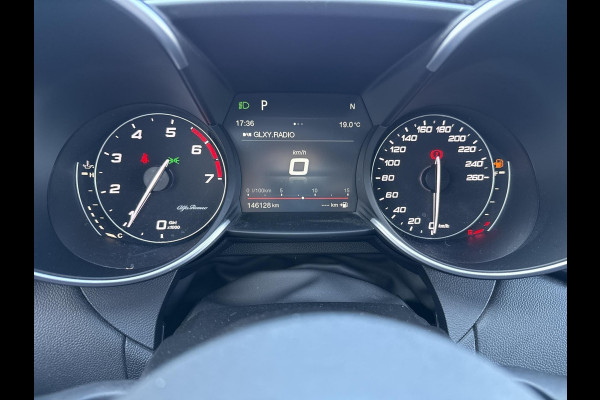 Alfa Romeo Giulia 2.0T Super | automaat | 200PK | bi-xenon | halfleder |