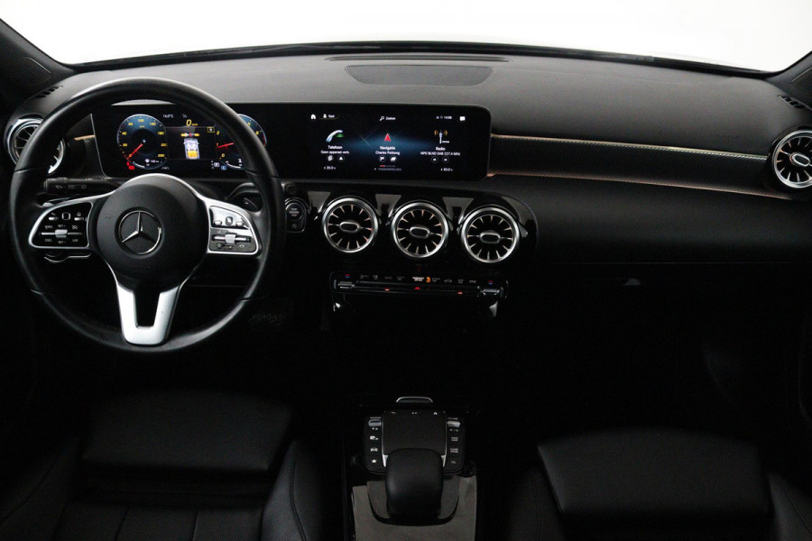 Mercedes-Benz A-Klasse 180 Business Solution Luxury (SFEERVERLICHTING, STOELVERWARMING, 1e EIGENAAR, ACHTERUITRIJCAMERA)