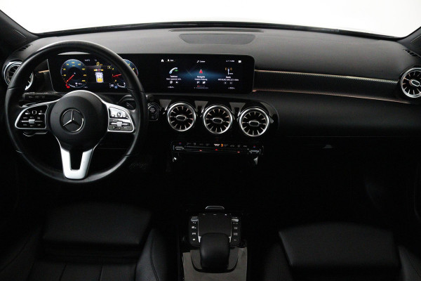 Mercedes-Benz A-Klasse 180 Business Solution Luxury (SFEERVERLICHTING, STOELVERWARMING, 1e EIGENAAR, ACHTERUITRIJCAMERA)