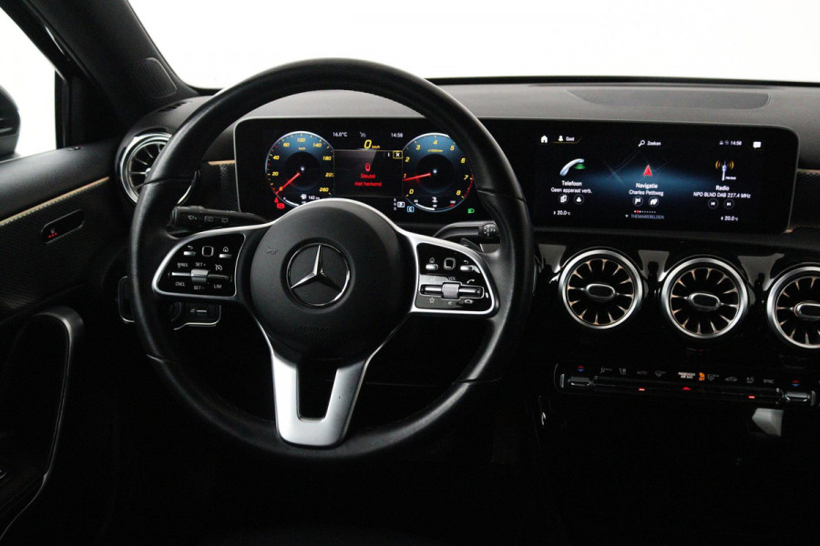 Mercedes-Benz A-Klasse 180 Business Solution Luxury (SFEERVERLICHTING, STOELVERWARMING, 1e EIGENAAR, ACHTERUITRIJCAMERA)