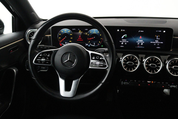 Mercedes-Benz A-Klasse 180 Business Solution Luxury (SFEERVERLICHTING, STOELVERWARMING, 1e EIGENAAR, ACHTERUITRIJCAMERA)