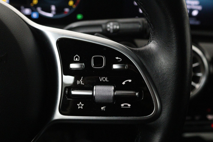Mercedes-Benz A-Klasse 180 Business Solution Luxury (SFEERVERLICHTING, STOELVERWARMING, 1e EIGENAAR, ACHTERUITRIJCAMERA)