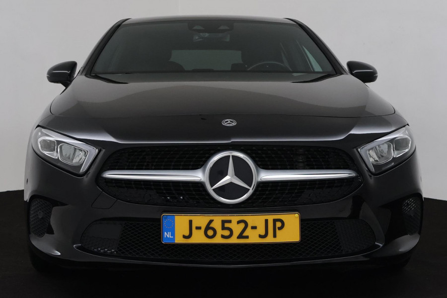 Mercedes-Benz A-Klasse 180 Business Solution Luxury (SFEERVERLICHTING, STOELVERWARMING, 1e EIGENAAR, ACHTERUITRIJCAMERA)
