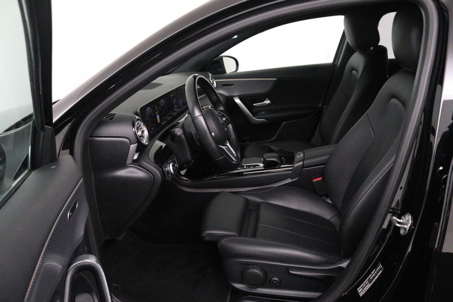 Mercedes-Benz A-Klasse 180 Business Solution Luxury (SFEERVERLICHTING, STOELVERWARMING, 1e EIGENAAR, ACHTERUITRIJCAMERA)