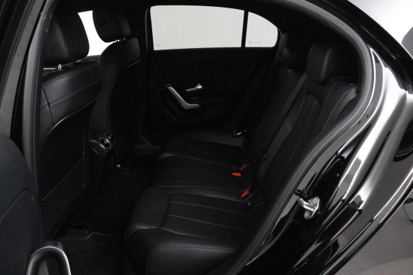 Mercedes-Benz A-Klasse 180 Business Solution Luxury (SFEERVERLICHTING, STOELVERWARMING, 1e EIGENAAR, ACHTERUITRIJCAMERA)