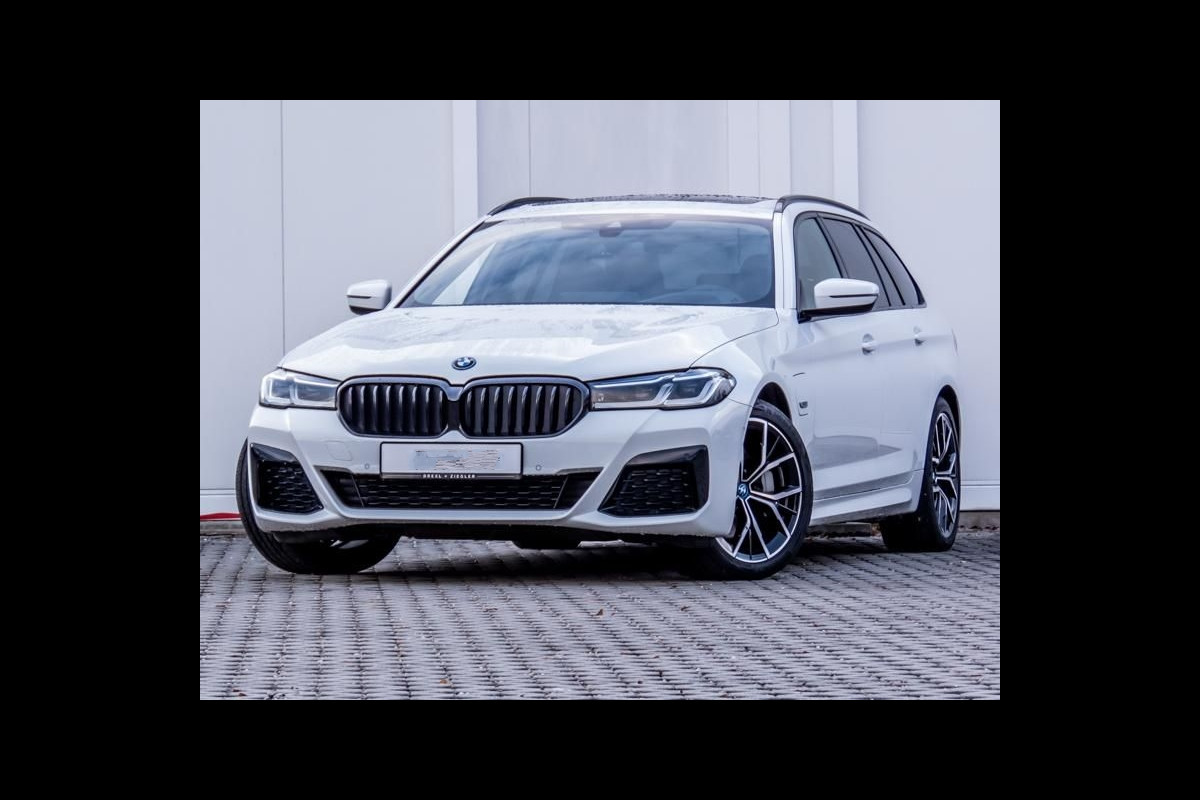 BMW 5 Serie Touring 530e xDrive M-SPORT ** LASER, LEDER, PANORAMA, TREKH, HuD, H&K Sound, 19-inch LMV ** € 39.900,= onder NP - Ex-BMW AG ** ** INFORMEER OOK NAAR ONZE AANTREKKELIJKE FINANCIAL-LEASE TARIEVEN ** BMW 5 Serie Touring 530e xDrive M-SPORT ** LASER, LEDER, PANORAMA, TREKH, HuD, H&K Sound, 19-inch LMV ** € 39.900,= onder NP - Ex-BMW AG ** ** INFORMEER OOK NAAR ONZE AANTREKKELIJKE FINANCIAL-LEASE TARIEVEN **