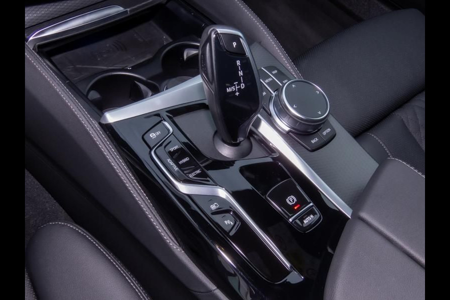BMW 5 Serie Touring 530e xDrive M-SPORT ** LASER, LEDER, PANORAMA, CARBON SCHWARZ, HuD, HiFi, 19-inch LMV ** € 37.700,= onder NP - Ex-BMW AG ** ** INFORMEER OOK NAAR ONZE AANTREKKELIJKE FINANCIAL-LEASE TARIEVEN **