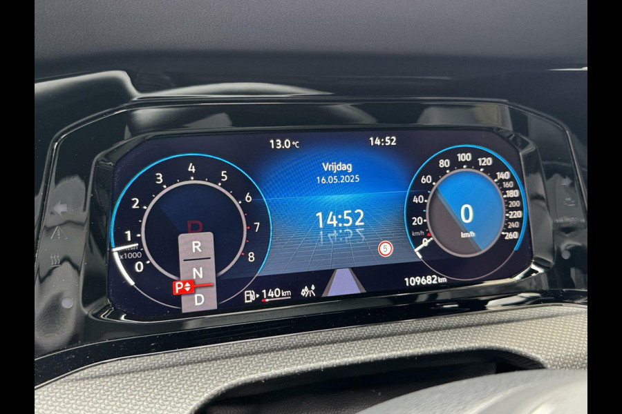 Volkswagen Golf 1.5 eTSI R-Line Automaat | Panoramadak | LED | Black Style | Harman/Kardon HiFi | Achteruitrijcamera | Sfeerverlichting | Trekha