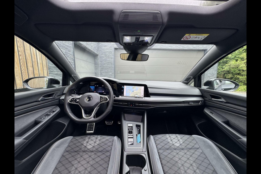 Volkswagen Golf 1.5 eTSI R-Line Automaat | Panoramadak | LED | Black Style | Harman/Kardon HiFi | Achteruitrijcamera | Sfeerverlichting | Trekha
