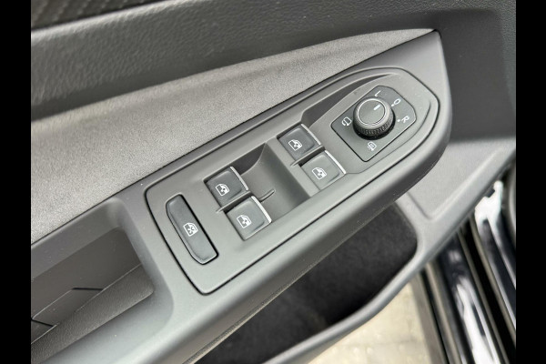 Volkswagen Golf 1.5 eTSI R-Line Automaat | Panoramadak | LED | Black Style | Harman/Kardon HiFi | Achteruitrijcamera | Sfeerverlichting | Trekha