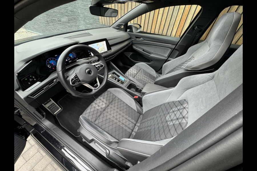 Volkswagen Golf 1.5 eTSI R-Line Automaat | Panoramadak | LED | Black Style | Harman/Kardon HiFi | Achteruitrijcamera | Sfeerverlichting | Trekha