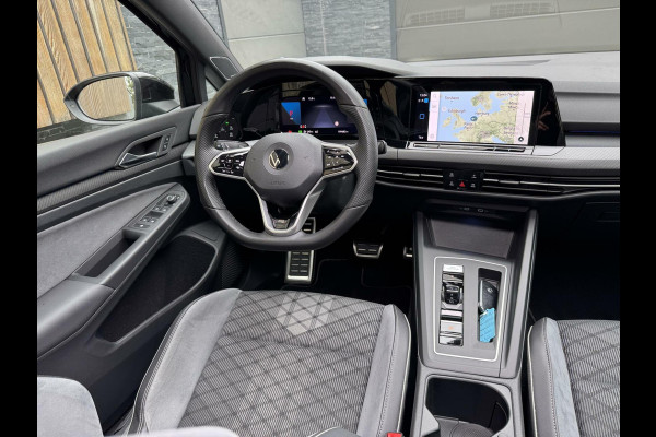 Volkswagen Golf 1.5 eTSI R-Line Automaat | Panoramadak | LED | Black Style | Harman/Kardon HiFi | Achteruitrijcamera | Sfeerverlichting | Trekha