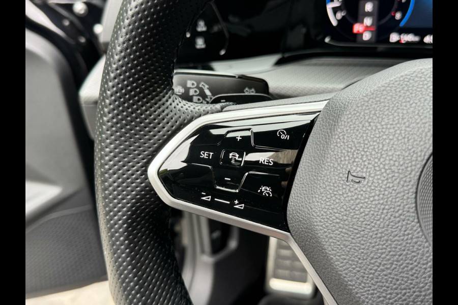 Volkswagen Golf 1.5 eTSI R-Line Automaat | Panoramadak | LED | Black Style | Harman/Kardon HiFi | Achteruitrijcamera | Sfeerverlichting | Trekha