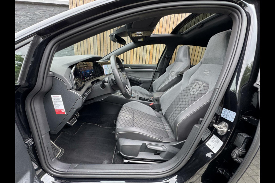 Volkswagen Golf 1.5 eTSI R-Line Automaat | Panoramadak | LED | Black Style | Harman/Kardon HiFi | Achteruitrijcamera | Sfeerverlichting | Trekha