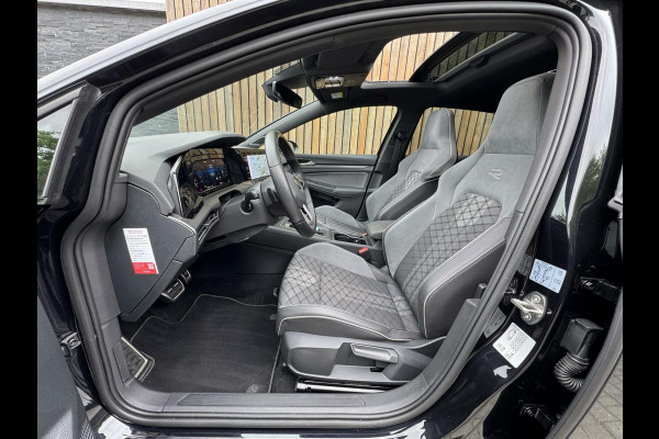 Volkswagen Golf 1.5 eTSI R-Line Automaat | Panoramadak | LED | Black Style | Harman/Kardon HiFi | Achteruitrijcamera | Sfeerverlichting | Trekha