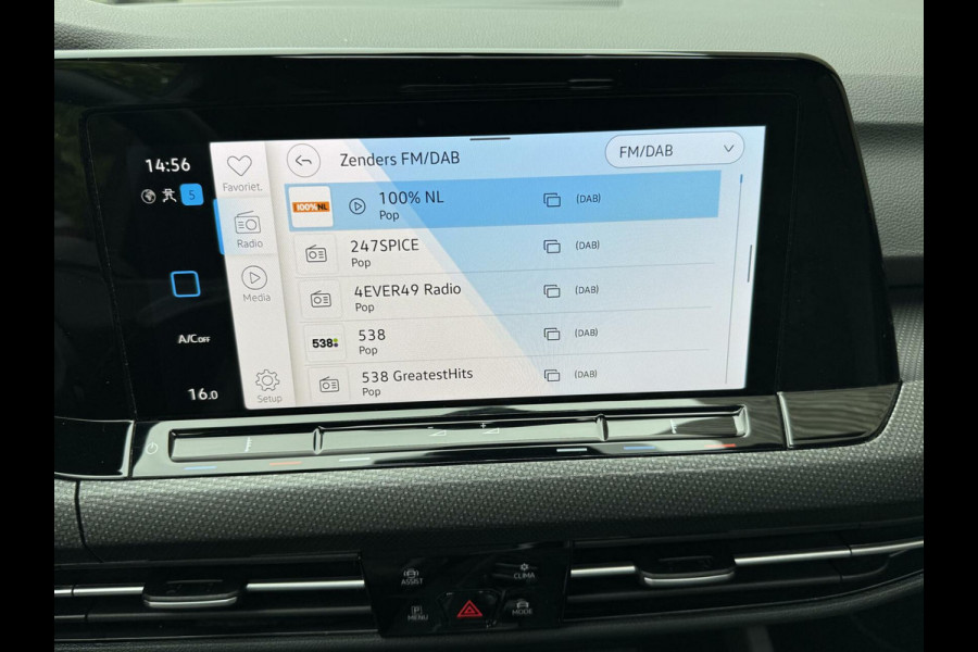 Volkswagen Golf 1.5 eTSI R-Line Automaat | Panoramadak | LED | Black Style | Harman/Kardon HiFi | Achteruitrijcamera | Sfeerverlichting | Trekha