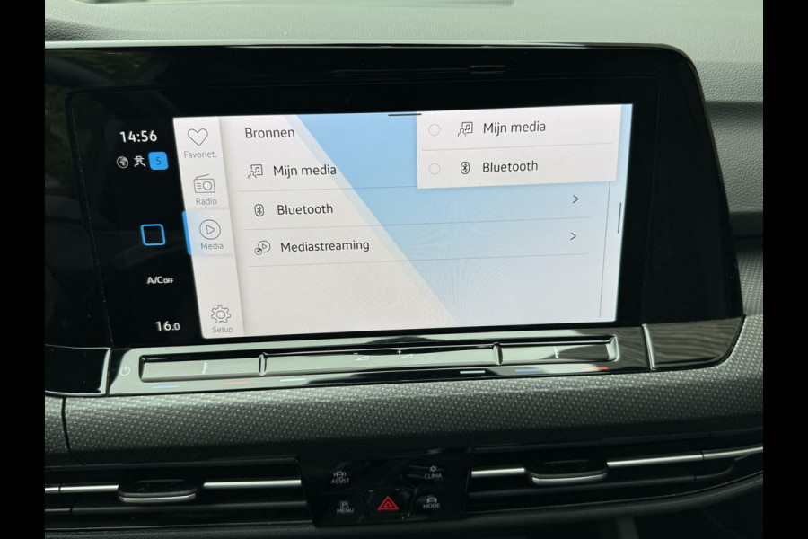 Volkswagen Golf 1.5 eTSI R-Line Automaat | Panoramadak | LED | Black Style | Harman/Kardon HiFi | Achteruitrijcamera | Sfeerverlichting | Trekha