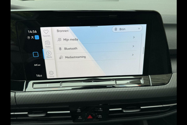 Volkswagen Golf 1.5 eTSI R-Line Automaat | Panoramadak | LED | Black Style | Harman/Kardon HiFi | Achteruitrijcamera | Sfeerverlichting | Trekha