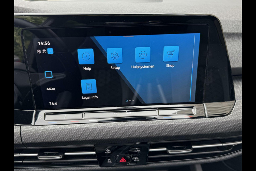 Volkswagen Golf 1.5 eTSI R-Line Automaat | Panoramadak | LED | Black Style | Harman/Kardon HiFi | Achteruitrijcamera | Sfeerverlichting | Trekha