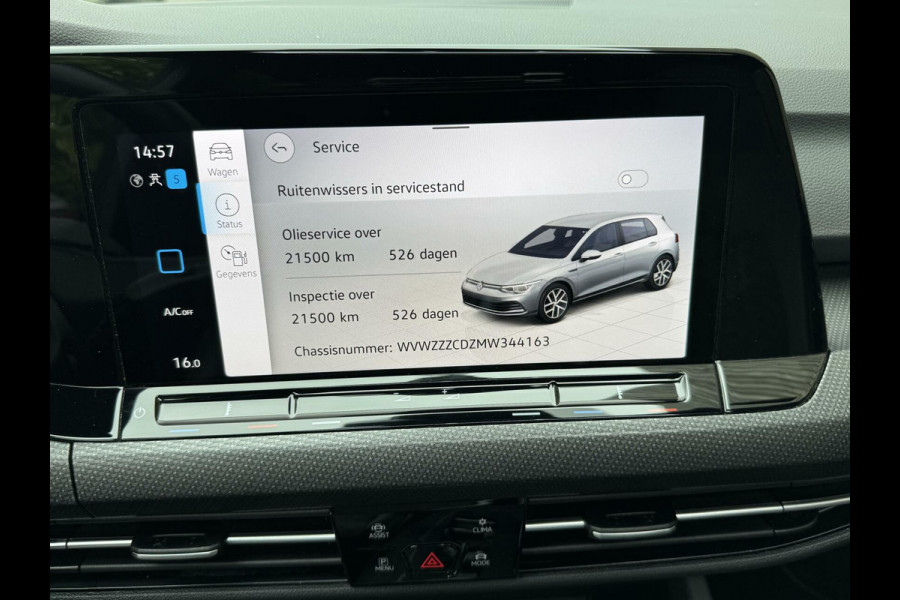 Volkswagen Golf 1.5 eTSI R-Line Automaat | Panoramadak | LED | Black Style | Harman/Kardon HiFi | Achteruitrijcamera | Sfeerverlichting | Trekha