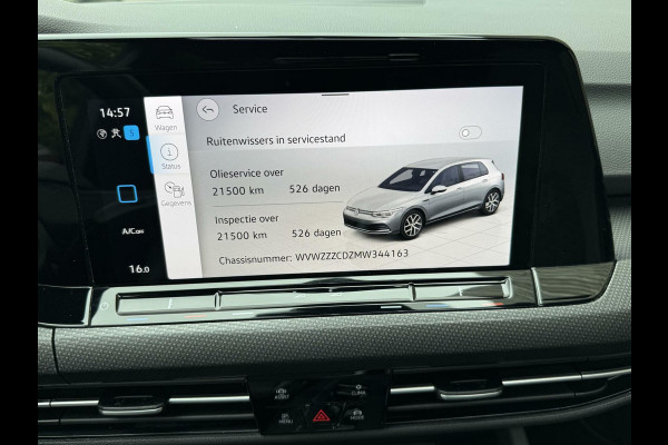 Volkswagen Golf 1.5 eTSI R-Line Automaat | Panoramadak | LED | Black Style | Harman/Kardon HiFi | Achteruitrijcamera | Sfeerverlichting | Trekha