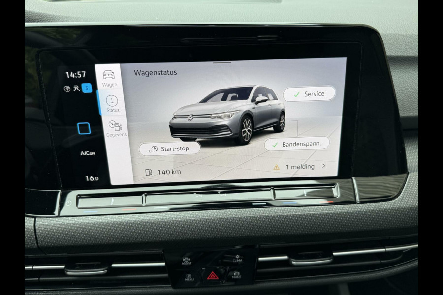Volkswagen Golf 1.5 eTSI R-Line Automaat | Panoramadak | LED | Black Style | Harman/Kardon HiFi | Achteruitrijcamera | Sfeerverlichting | Trekha