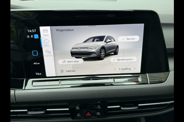 Volkswagen Golf 1.5 eTSI R-Line Automaat | Panoramadak | LED | Black Style | Harman/Kardon HiFi | Achteruitrijcamera | Sfeerverlichting | Trekha