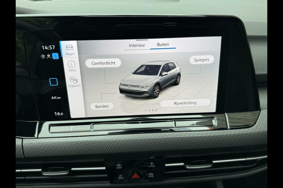 Volkswagen Golf 1.5 eTSI R-Line Automaat | Panoramadak | LED | Black Style | Harman/Kardon HiFi | Achteruitrijcamera | Sfeerverlichting | Trekha