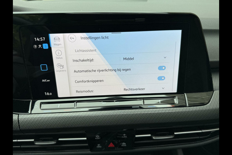Volkswagen Golf 1.5 eTSI R-Line Automaat | Panoramadak | LED | Black Style | Harman/Kardon HiFi | Achteruitrijcamera | Sfeerverlichting | Trekha