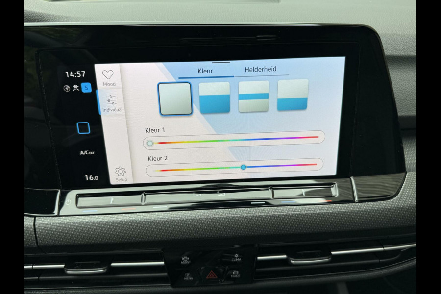 Volkswagen Golf 1.5 eTSI R-Line Automaat | Panoramadak | LED | Black Style | Harman/Kardon HiFi | Achteruitrijcamera | Sfeerverlichting | Trekha