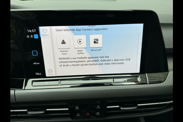Volkswagen Golf 1.5 eTSI R-Line Automaat | Panoramadak | LED | Black Style | Harman/Kardon HiFi | Achteruitrijcamera | Sfeerverlichting | Trekha