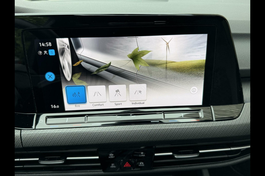 Volkswagen Golf 1.5 eTSI R-Line Automaat | Panoramadak | LED | Black Style | Harman/Kardon HiFi | Achteruitrijcamera | Sfeerverlichting | Trekha