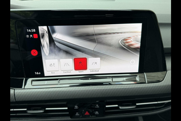 Volkswagen Golf 1.5 eTSI R-Line Automaat | Panoramadak | LED | Black Style | Harman/Kardon HiFi | Achteruitrijcamera | Sfeerverlichting | Trekha
