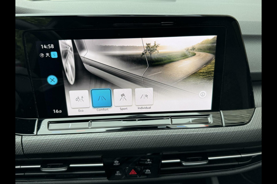 Volkswagen Golf 1.5 eTSI R-Line Automaat | Panoramadak | LED | Black Style | Harman/Kardon HiFi | Achteruitrijcamera | Sfeerverlichting | Trekha