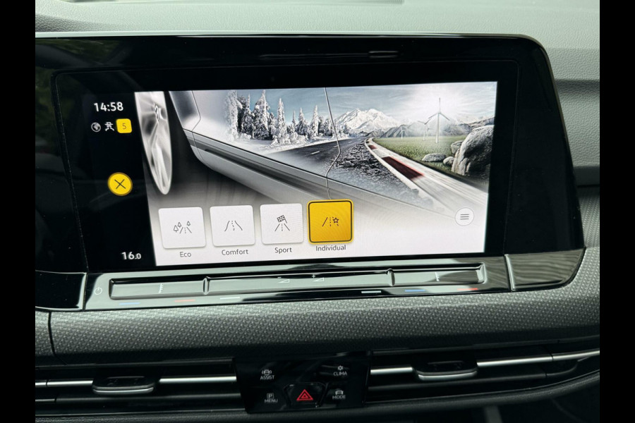 Volkswagen Golf 1.5 eTSI R-Line Automaat | Panoramadak | LED | Black Style | Harman/Kardon HiFi | Achteruitrijcamera | Sfeerverlichting | Trekha
