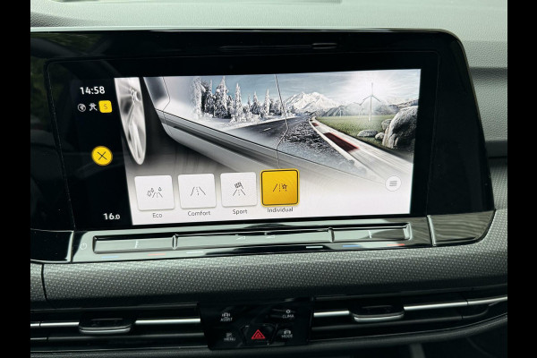 Volkswagen Golf 1.5 eTSI R-Line Automaat | Panoramadak | LED | Black Style | Harman/Kardon HiFi | Achteruitrijcamera | Sfeerverlichting | Trekha
