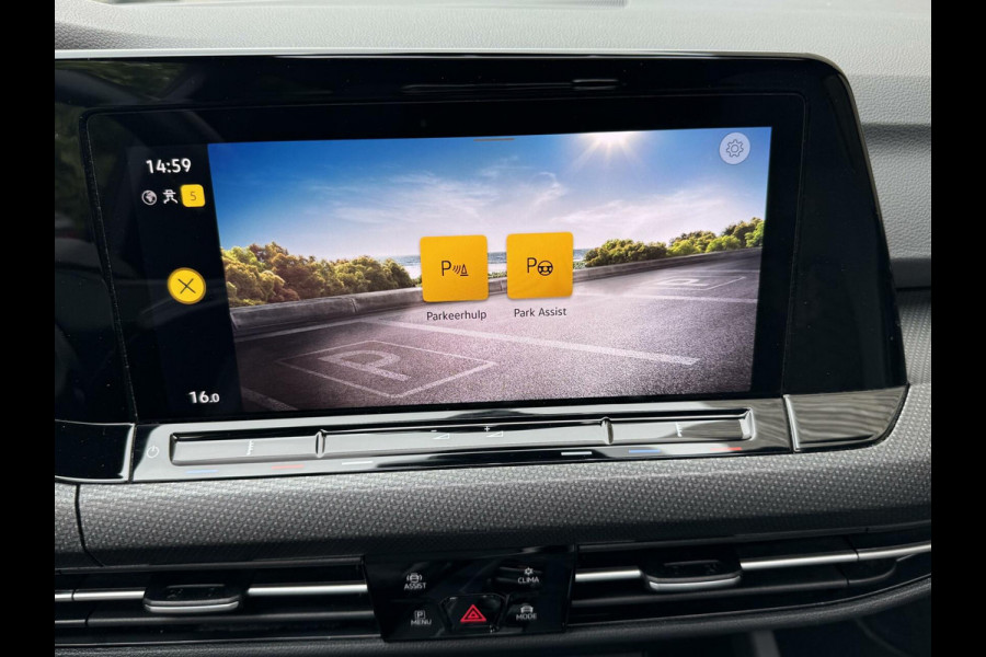 Volkswagen Golf 1.5 eTSI R-Line Automaat | Panoramadak | LED | Black Style | Harman/Kardon HiFi | Achteruitrijcamera | Sfeerverlichting | Trekha