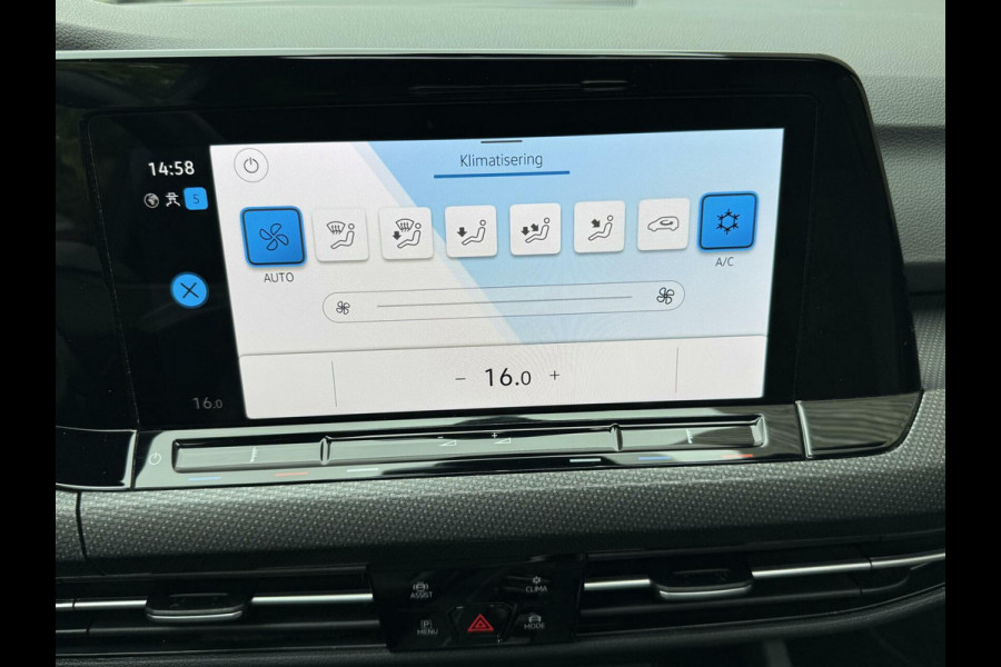 Volkswagen Golf 1.5 eTSI R-Line Automaat | Panoramadak | LED | Black Style | Harman/Kardon HiFi | Achteruitrijcamera | Sfeerverlichting | Trekha