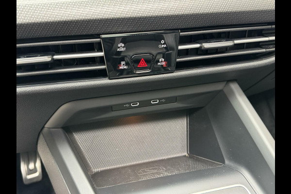 Volkswagen Golf 1.5 eTSI R-Line Automaat | Panoramadak | LED | Black Style | Harman/Kardon HiFi | Achteruitrijcamera | Sfeerverlichting | Trekha