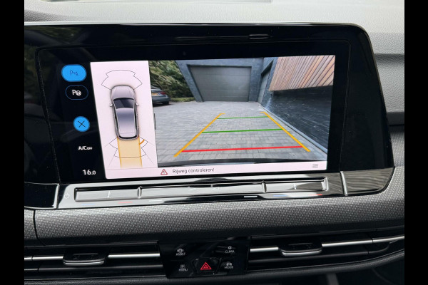 Volkswagen Golf 1.5 eTSI R-Line Automaat | Panoramadak | LED | Black Style | Harman/Kardon HiFi | Achteruitrijcamera | Sfeerverlichting | Trekha