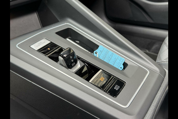 Volkswagen Golf 1.5 eTSI R-Line Automaat | Panoramadak | LED | Black Style | Harman/Kardon HiFi | Achteruitrijcamera | Sfeerverlichting | Trekha