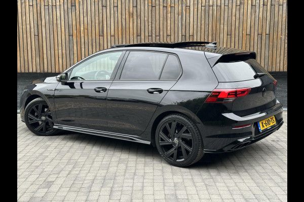 Volkswagen Golf 1.5 eTSI R-Line Automaat | Panoramadak | LED | Black Style | Harman/Kardon HiFi | Achteruitrijcamera | Sfeerverlichting | Trekha