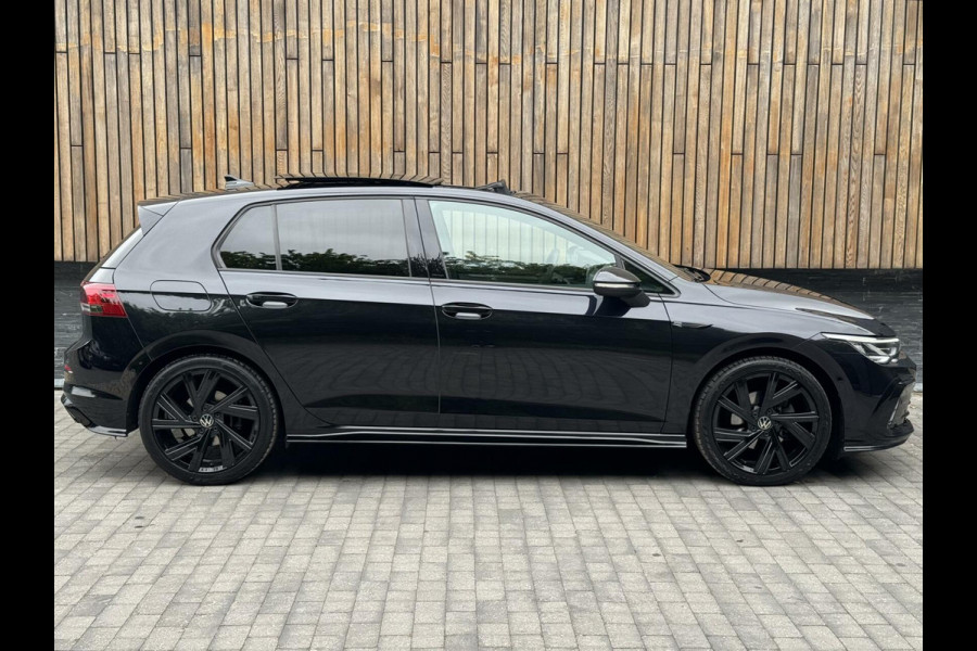 Volkswagen Golf 1.5 eTSI R-Line Automaat | Panoramadak | LED | Black Style | Harman/Kardon HiFi | Achteruitrijcamera | Sfeerverlichting | Trekha