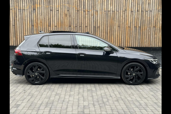 Volkswagen Golf 1.5 eTSI R-Line Automaat | Panoramadak | LED | Black Style | Harman/Kardon HiFi | Achteruitrijcamera | Sfeerverlichting | Trekha