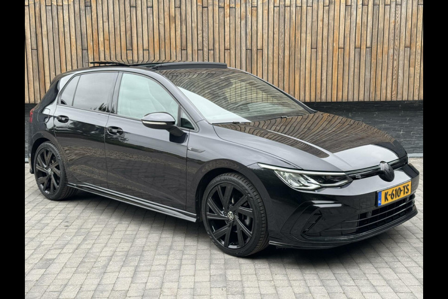 Volkswagen Golf 1.5 eTSI R-Line Automaat | Panoramadak | LED | Black Style | Harman/Kardon HiFi | Achteruitrijcamera | Sfeerverlichting | Trekha