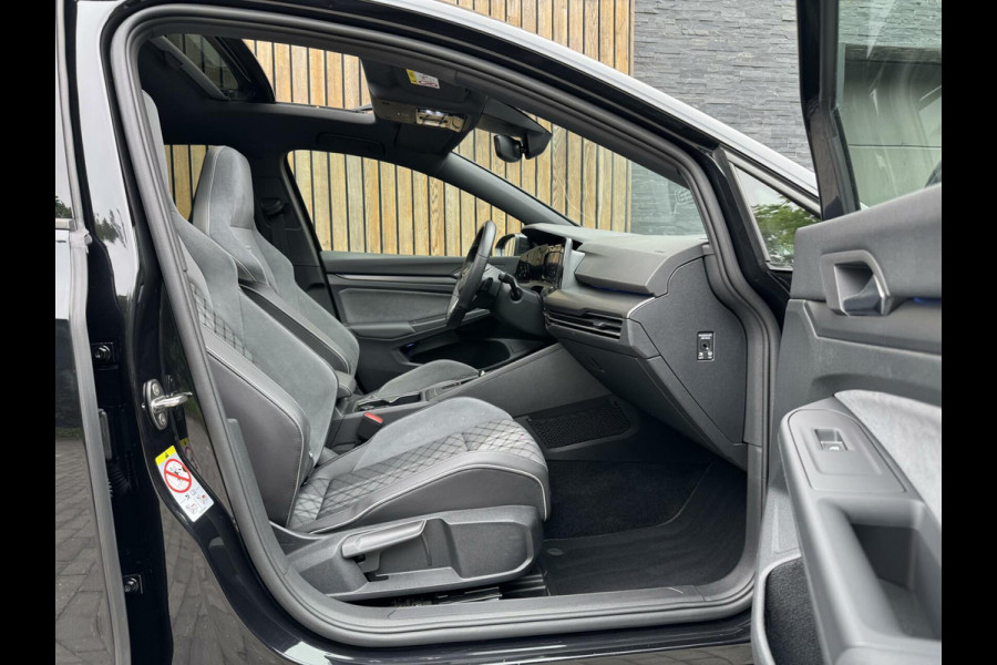 Volkswagen Golf 1.5 eTSI R-Line Automaat | Panoramadak | LED | Black Style | Harman/Kardon HiFi | Achteruitrijcamera | Sfeerverlichting | Trekha