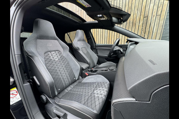 Volkswagen Golf 1.5 eTSI R-Line Automaat | Panoramadak | LED | Black Style | Harman/Kardon HiFi | Achteruitrijcamera | Sfeerverlichting | Trekha
