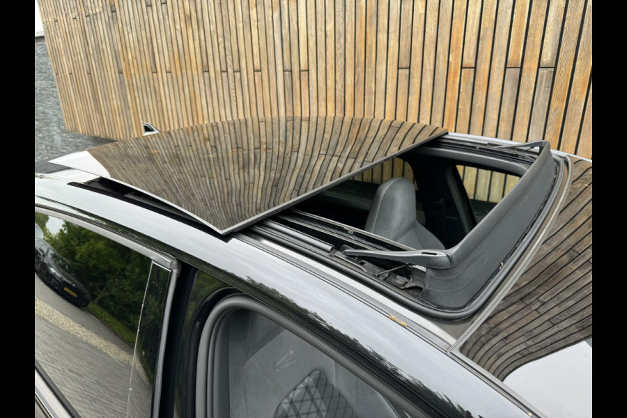 Volkswagen Golf 1.5 eTSI R-Line Automaat | Panoramadak | LED | Black Style | Harman/Kardon HiFi | Achteruitrijcamera | Sfeerverlichting | Trekha