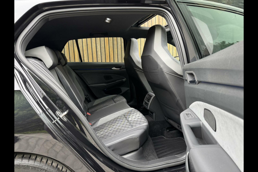 Volkswagen Golf 1.5 eTSI R-Line Automaat | Panoramadak | LED | Black Style | Harman/Kardon HiFi | Achteruitrijcamera | Sfeerverlichting | Trekha